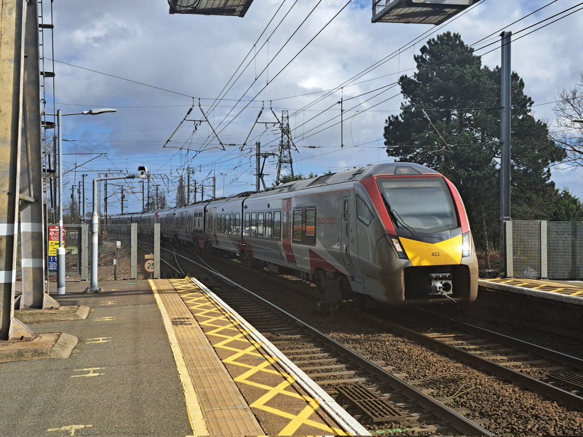 danthetrainman's tweet image. A fun morning and afternoon at Manningtree. #class720 #class745 #class755 #greateranglia #photograghy #ukrailscene