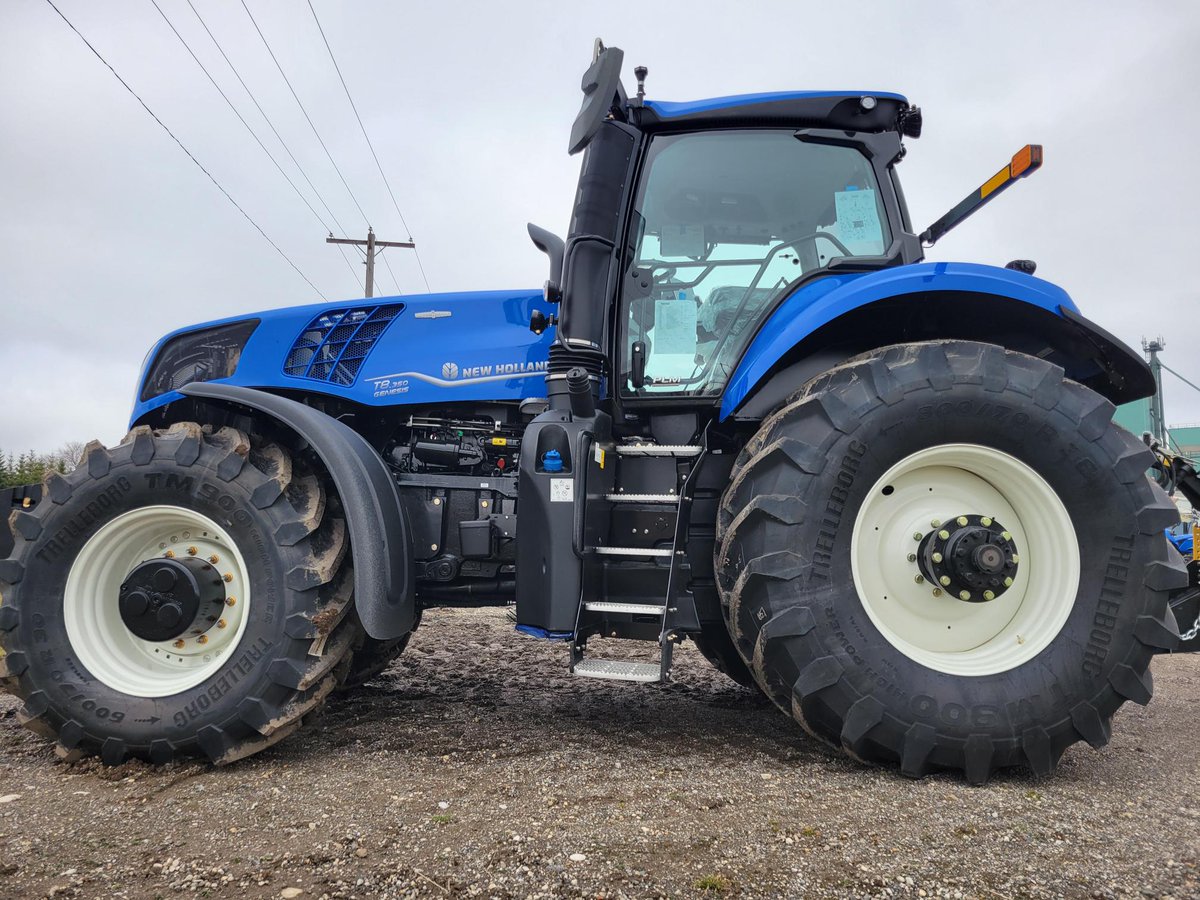 ESMFarmEquipmen's tweet photo. Happy Friday, check out T8 inventory at your local New Holland Dealer #newholland #t8 #plmi #crop24 #bluepower #cvt https://t.co/AskPFJM6q6