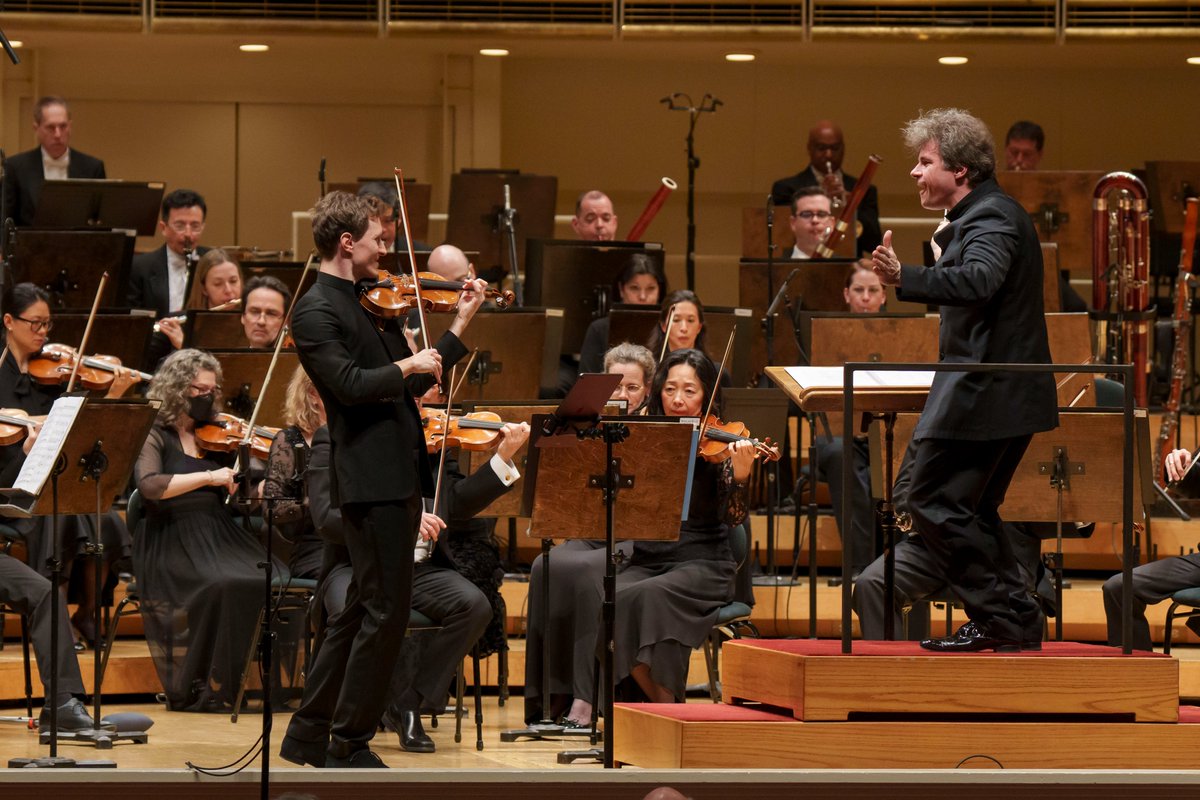 chicagosymphony's tweet photo. Violinist Josef Špaček (@SpacekViolin) delighted the audience with his performance of Martinů’s First Violin Concerto, one of the composer’s most physically demanding pieces, while Bartók’s dark Suite from The Miraculous Mandarin rounded out the concert.

📷: @toddrphoto https://t.co/3bfpP2yBKF
