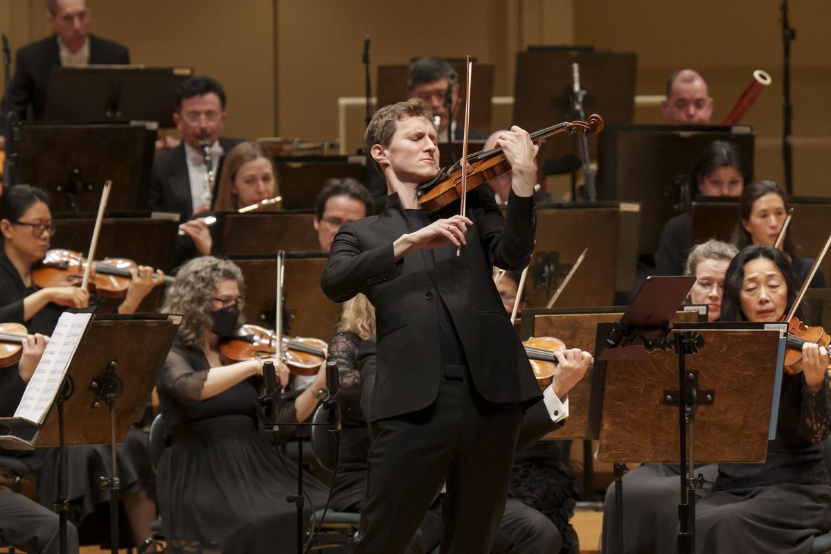 chicagosymphony's tweet photo. Violinist Josef Špaček (@SpacekViolin) delighted the audience with his performance of Martinů’s First Violin Concerto, one of the composer’s most physically demanding pieces, while Bartók’s dark Suite from The Miraculous Mandarin rounded out the concert.

📷: @toddrphoto https://t.co/3bfpP2yBKF