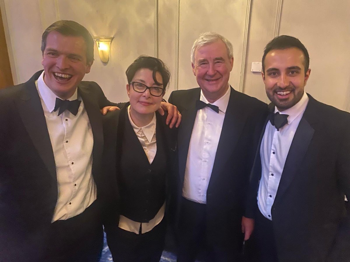 Here’s me and my fellow Yorkshire vets with the lovely Sue Perkins at the Broadcast Awards ❤️ Happy Weekend