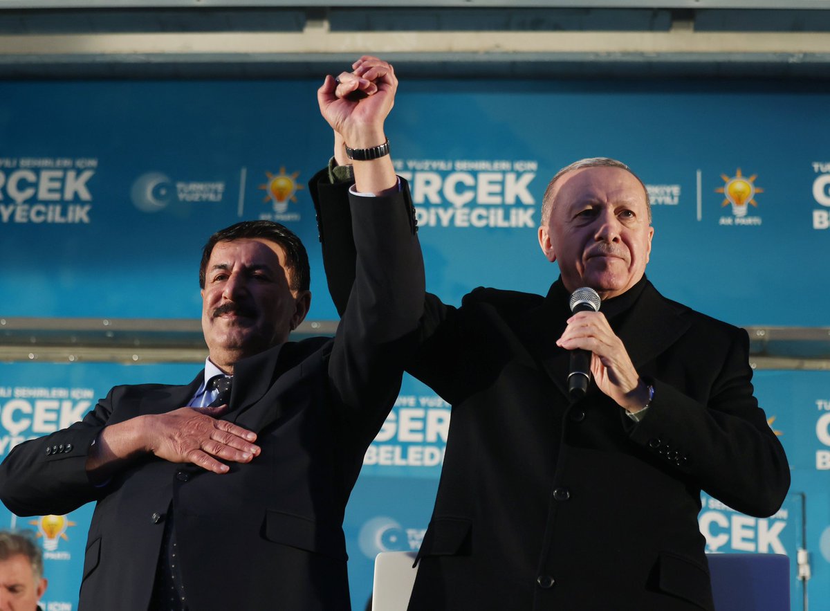 RmakAtabey's tweet photo. Hakkari mizden bir Dünya Lideri geçti❤️🇹🇷🇹🇷 

Cumhurbaşkanımız, liderimiz, Genel Başkanımız Sn. Recep Tayyip Erdoğan'ı aşkla, muhabbetle ve sevgiyle ağırlamanın gururunu yaşıyoruz. 31 Mart'ta Hakkarde gerçek belediyecilik kazanacak. @RTErdogan @ismetolmezhkr @FatiharslanAK30 https://t.co/Yun7cXn7Iw