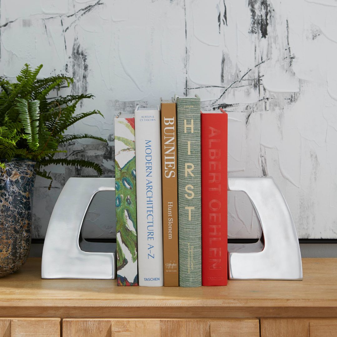 CyanDesignHome's tweet image. Holding stories together— from whimsical shapes adorned with textured cast aluminum to the striking composition of marble panels, these pieces redefine the art of organizing and displaying your favorite books.📚✨ 

#cyandesignhome #cyandesigntransformed #bookends #shelfdecor