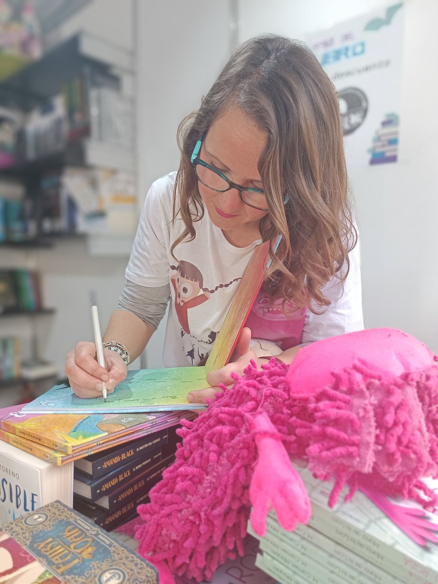 Ya está firmando <a href="/MariadelaLoza/">María de la Loza</a> en nuestra caseta. ¿Te acercas?