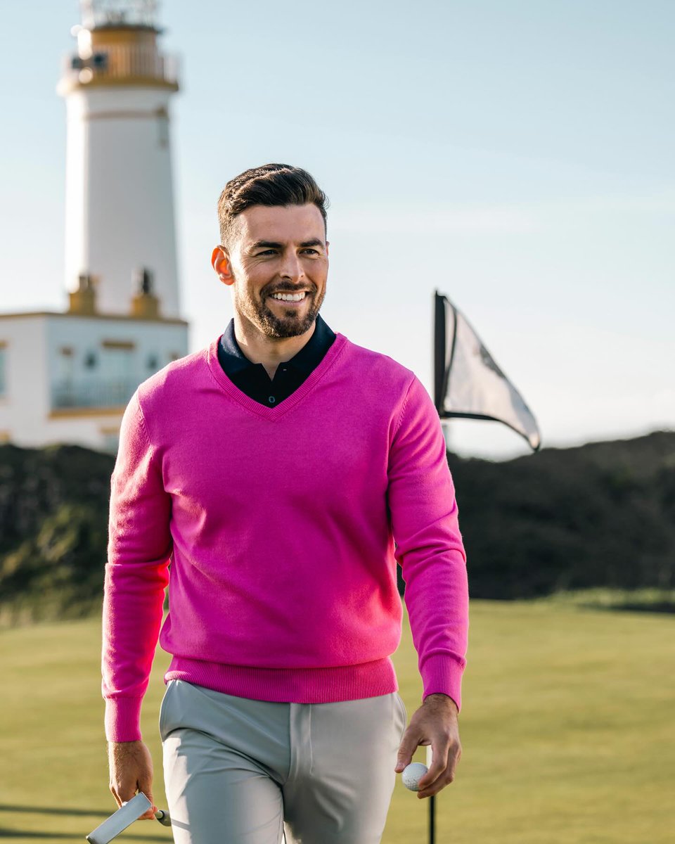 Combining our striking Hot Pink colour with classic and complementary navy, this luxurious men’s golf outfit is sure to get heads turning on course. #Glenmuir