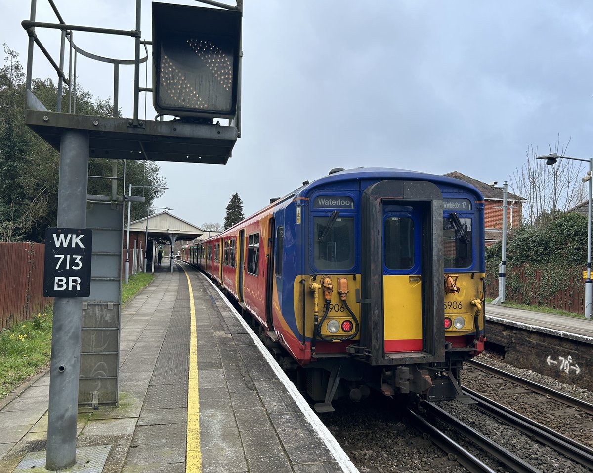 A rare occurrence today, taking a 4-car down the New Line earlier today. I love working single units and there seem to be quite a few running around at the moment! 5906 is seen below at Cobham, as we arrived 3 early (no active DKS etc). #twitterguard