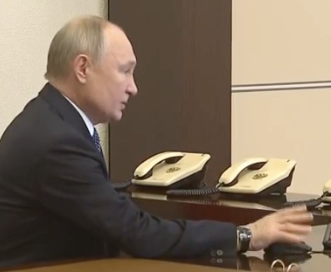 ilya_shepelin's tweet photo. Обожаю видо��ы, как Путин типа голосует на выборах с помощью компьютера, будто он им умеет пользоваться)
1. Путин заходит в кабинет, идет к компьютеру
2. Берется за мышку
3. Глядя в одну точку один раз кликает
4. Ма��ет рукой!

А ведь не у всякого за один клик получится: 1) залогиниться на мос ру
2) получить смс с подтверждением
3) вести код из смски
4) поставить отметку на нужном кандидате
5) прожать клавишу "голосовать"

Но у Путина получилось!