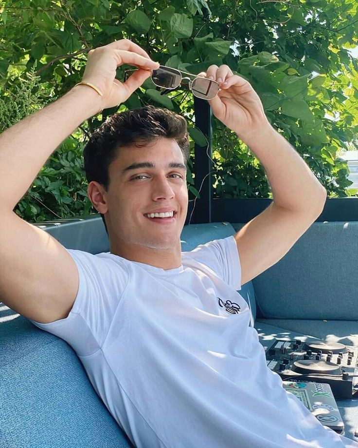 Oi galerinha do rp, eu sou o Percy ou cabeça de alga e estou à procura dos meus amigos do acampamento meio sangue e uma família. Se puderem me ajudar a encontrar dando RT ou podemos fazer amizade pelo caminho se FAV.