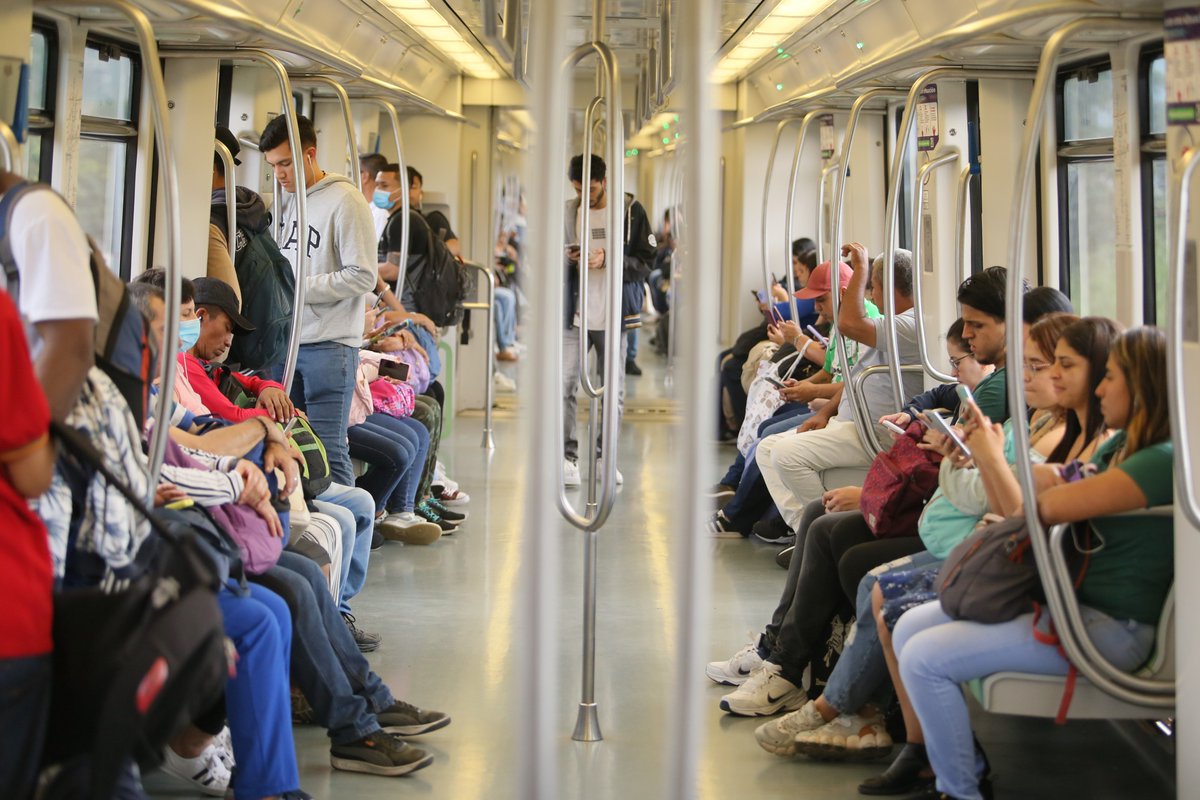 Hoy, en el #DíaMundialDelSueño 😴, reivindicamos el talento de quienes abordan el tren 🚈🚈🚈-🚈🚈🚈, se echan su pestañeada 💤 viajando sentados o de pie, y despiertan justo cuando el conductor anuncia la parada en su estación de destino. 

Nuestros respetos para ellos. ✊👏