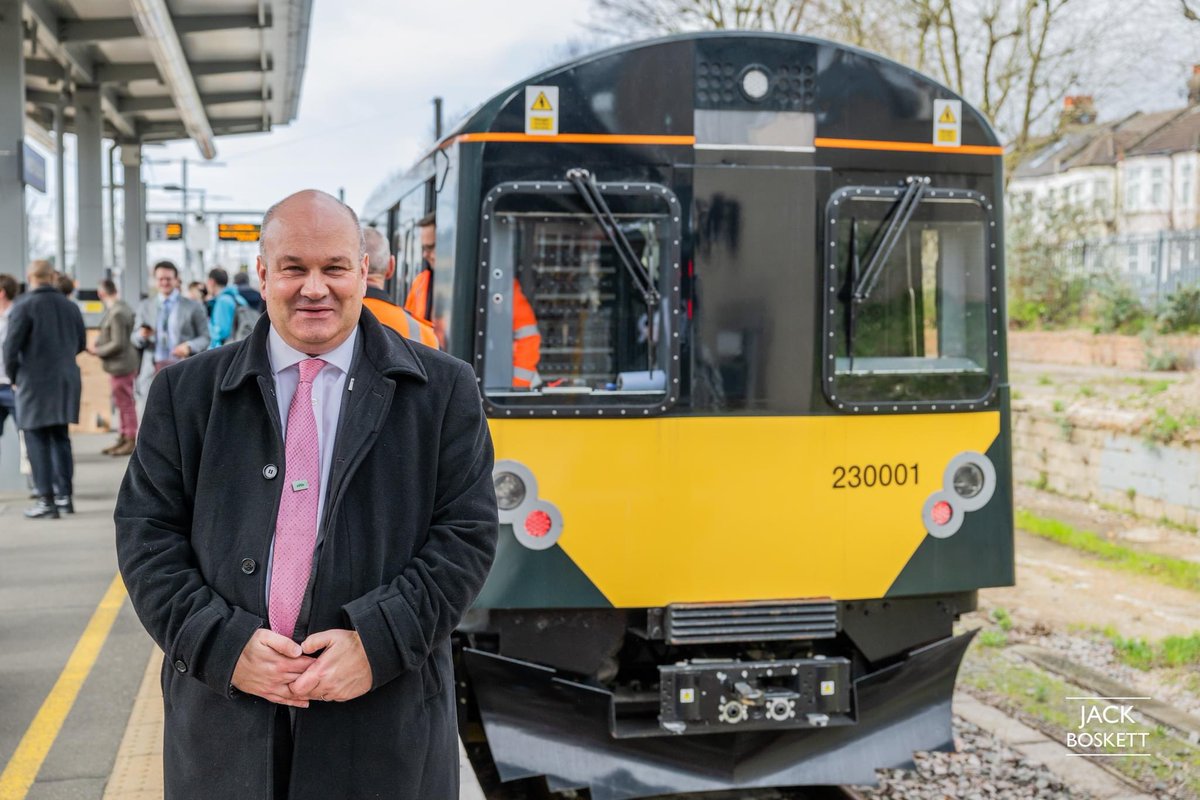 I was thrilled to join the GWR team this morning as they unveiled their groundbreaking new battery train to the national and trade press. This innovative technology is currently undergoing rigorous testing between Greenford and West Ealing.