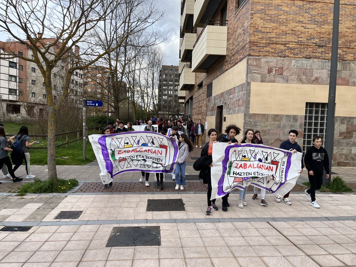 sergiogpl's tweet photo. El barrio de Zabalgana se moviliza para exigir soluciones al hacinamiento del instituto del barrio #IESZABALGANABHI #SARDINASENLATA https://t.co/fCQC0K8ytQ