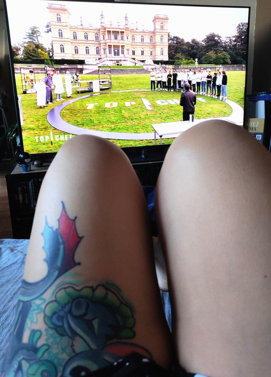 memento_amare2's tweet photo. #friday 18h enfin posée devant le replay de mon émission favorite #TopChef après avoir fini deux soirs à 21h 😵. Mais je ne suis toujours pas en #weekend 😭 #vendredi #tired #semaineDeMerde https://t.co/uzvzPSqoc8