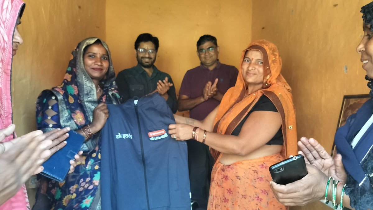 eksochfdn's tweet photo. Here are a few more glimpses of the visit by Ek Soch Chairman, Mr. Naveen Jha along with Executive Director Mr. Ajay Suman Shukla. They discussed insights with FinTech Women Micro Entrepreneurs. They suggested ways to help them develop further business strategies. #mathura https://t.co/57q8P03evI