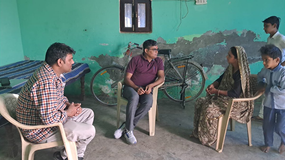 eksochfdn's tweet photo. Here are a few more glimpses of the visit by Ek Soch Chairman, Mr. Naveen Jha along with Executive Director Mr. Ajay Suman Shukla. They discussed insights with FinTech Women Micro Entrepreneurs. They suggested ways to help them develop further business strategies. #mathura https://t.co/57q8P03evI