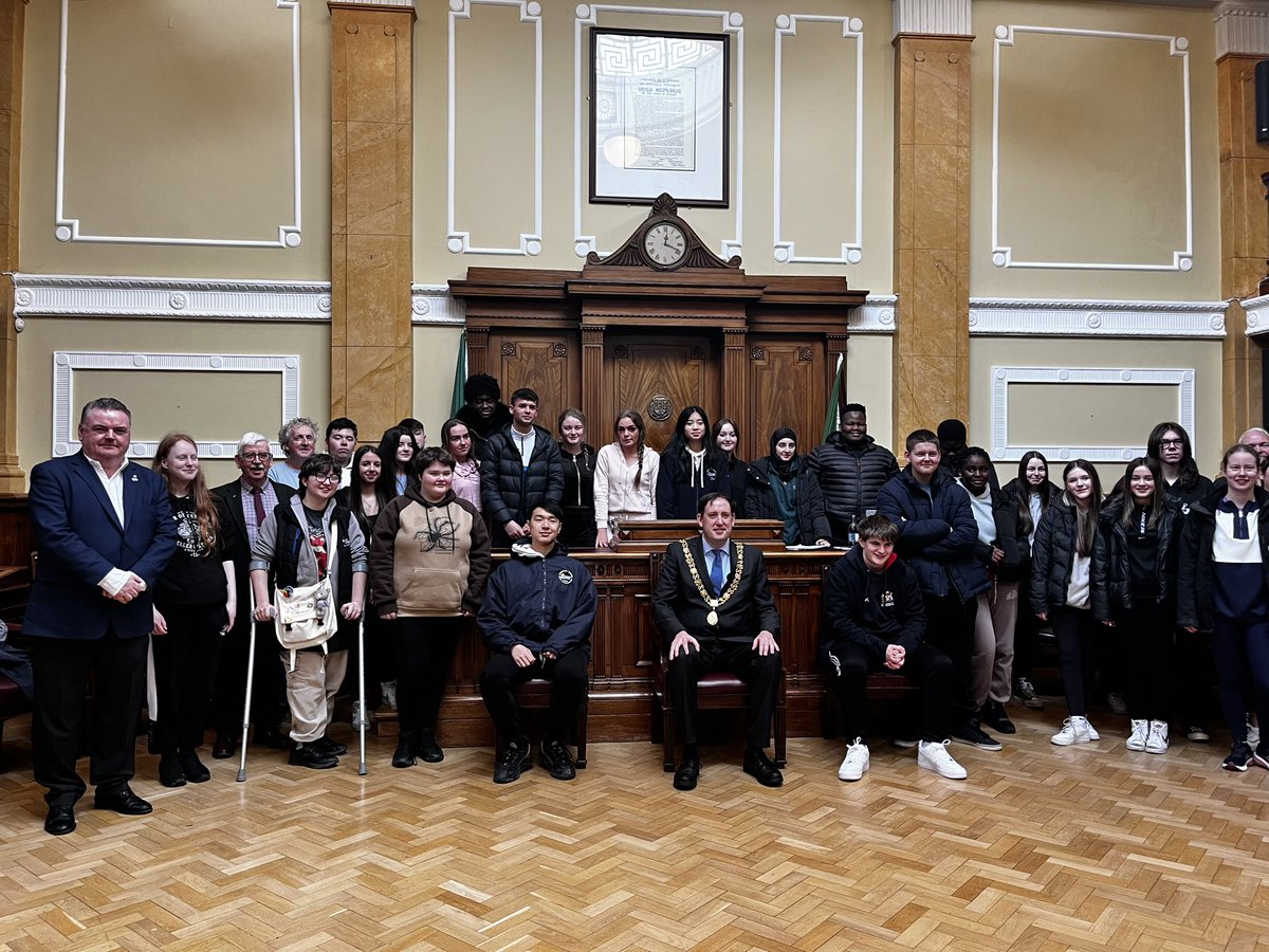 Welcoming Cooperation Ireland young people from Dundonald near Belfast, Terence McSweeney School and Cobh with the Lord Mayor of Cork. The peace can be built through these gatherings. @FineGael @cooperationirl