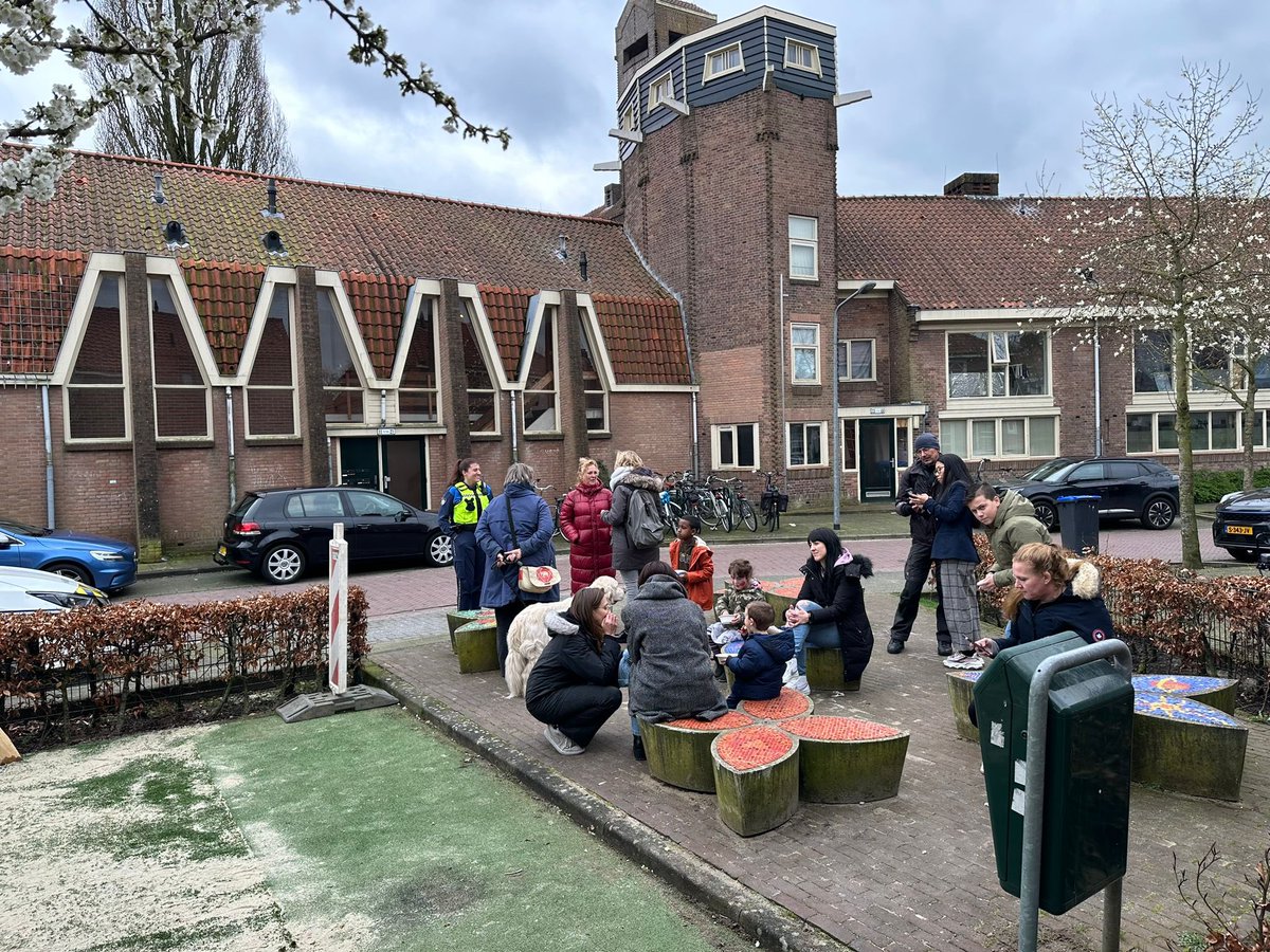 JW_Zuid_Issam's tweet photo. Afgelopen woensdag was het eindelijk zover de opening van de speeltuin in de Bloemenbuurt. De kinderen zullen jaren plezier aan hebben. Dank aan @ArnoScheepers81 voor de opening van de speeltuin en @TrudevandeVen voor haar inzet van deze prachtige speeltuin. #samenwerking #jeugd https://t.co/rtY6AguDi2