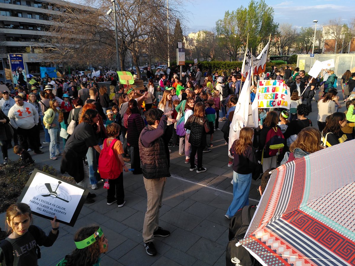 Surt la regidora <a href="/cristinaparaira/">Cristina Paraira</a> per atendre les famílies. Els infants canten "que surti la regidora", "que surti l'alcalde" i "passem calor". #SantCugat