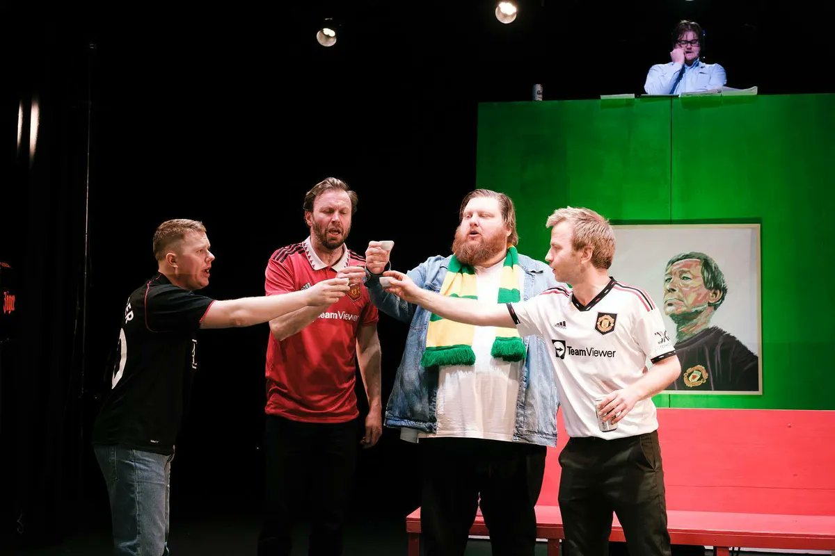 Langar að hvetja alla til að skella sér á sýninguna Óbærilegur léttleiki knattspyrnunnar í Borgarleikhúsinu. Það er langt síðan ég hef skemmt mér eins vel í leikhúsi. Frábær og fáránlega fyndin sýning!

Lífið er betra eftir þessa veislu. Takk fyrir mig! 
<a href="/8lafur/">Óli</a> <a href="/starkadurpet/">Starkaður Pétursson™</a>