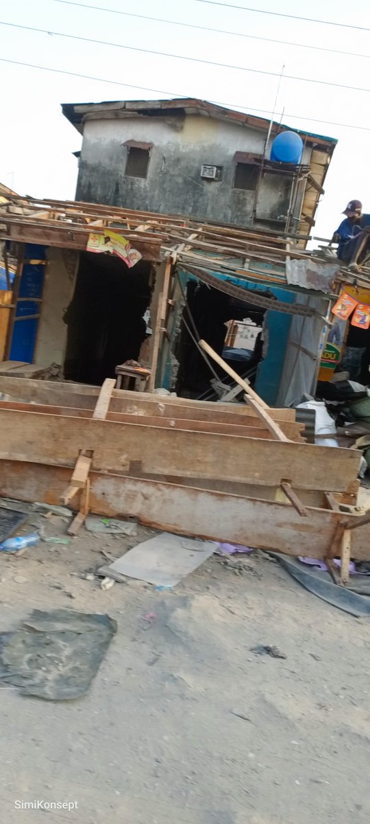 Fxlohd's tweet photo. Jakande housing estate, lekki under demolition.  No notice served, no information to the residents of the place.
#Demolitionwithoutnoticeiscruel #lagosishot #Thisiwickedness #stopthedemolition @ruffydfire @seunokin @Wazobia_FM @NigeriainfoFM @jimiagbaje @jimidisu @MobilePunch https://t.co/flh9QHIvWv