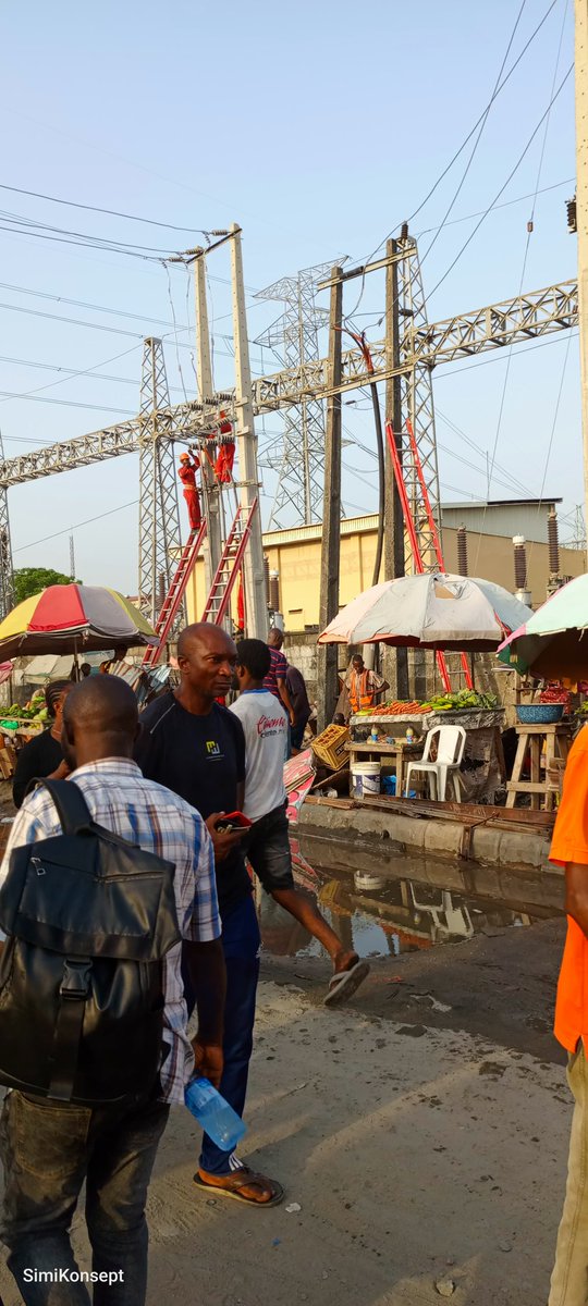 Fxlohd's tweet photo. Jakande housing estate, lekki under demolition.  No notice served, no information to the residents of the place.
#Demolitionwithoutnoticeiscruel #lagosishot #Thisiwickedness #stopthedemolition @ruffydfire @seunokin @Wazobia_FM @NigeriainfoFM @jimiagbaje @jimidisu @MobilePunch https://t.co/flh9QHIvWv