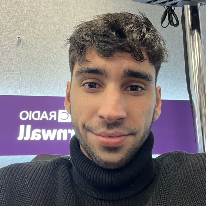 Congrats to Journalism & Creative Writing BA(Hons) student Pablo Woolls-Blanco, who has gone from strength to strength since securing his placement with the BBC in 2023 and recently anchored Radio Cornwall’s four-hour Saturday sports show. Find out more: falmouth.ac.uk/news/falmouth-…