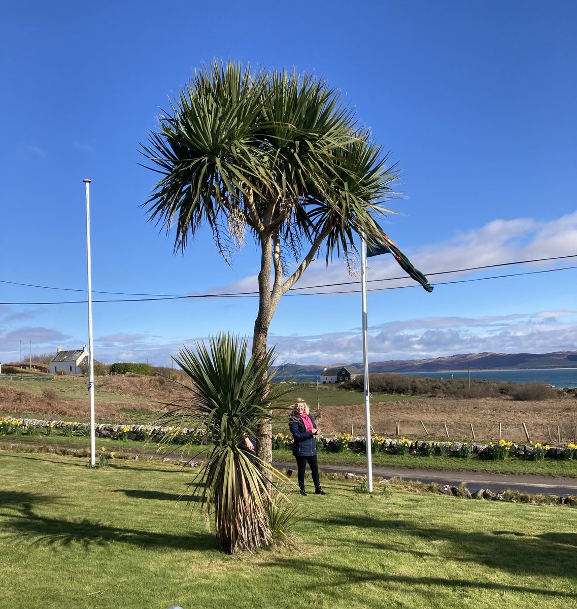 Great to be in Gigha again on a brilliant day to join their 22nd anniversary and to  see Anne, wife of the late Simon Fraser raise the Gigha flag.  Simon would be proud of this, one of his many legacies. ⁦<a href="/isleofgigha/">Isle of Gigha Heritage Trust</a>⁩ ⁦⁦@CommunityLandSc⁩