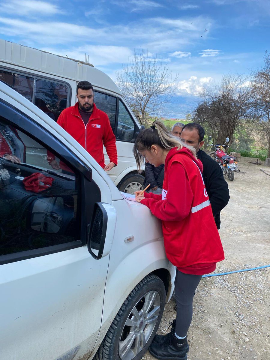 İlçemize Bağlı Kızyusuflu köyünde 2 katlı evin 2. Katında henüz bilinmeyen bir nedenden dolayı yangın çıkmıştır. Yangında ev kullanılamaz hale gelmiş.Türk Kızılay Kadirli şube başkanlığı olarak ailemizi ziyaret ederek bağışçılarımız tarafından gönderilen yardımlarınızı ulaştırdık