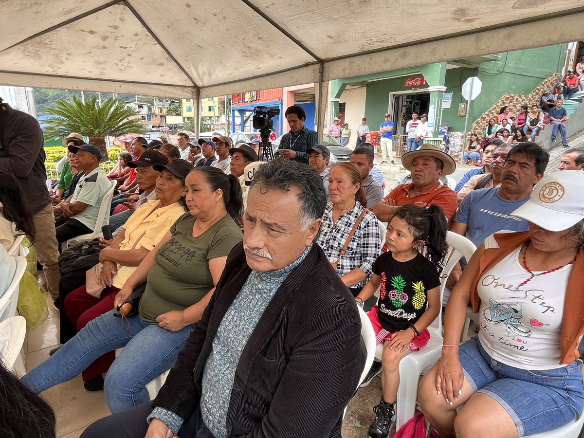 eerssaoficial's tweet photo. ▶️[EVENTO INSTITUCIONAL]

📍En el cantón Olmedo, EERSSA inicia con el evento de entrega de obra de iluminación en los sectores de La Y de Olmedo, La Delicia y Av. Principal. Este espacio cuenta con la participación del Presidente Ejecutivo, Alcalde del cantón y beneficiarios. 🇪🇨 https://t.co/FccXKwZU7P