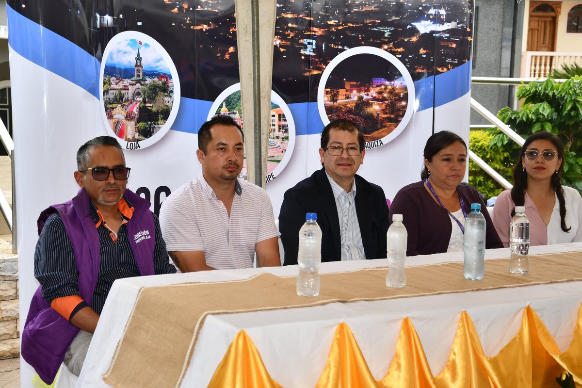 eerssaoficial's tweet photo. ▶️[EVENTO INSTITUCIONAL]

📍En el cantón Olmedo, EERSSA inicia con el evento de entrega de obra de iluminación en los sectores de La Y de Olmedo, La Delicia y Av. Principal. Este espacio cuenta con la participación del Presidente Ejecutivo, Alcalde del cantón y beneficiarios. 🇪🇨 https://t.co/FccXKwZU7P