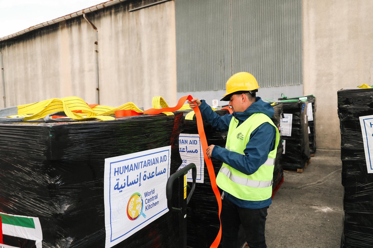 WCK is working with @PresidentCYP, @CyprusMFA, and @ckombos to load hundreds of tons of food onto the second boat that we will dispatch to Gaza. We are also shipping a crane that will allow us to get the aid on shore and onto delivery trucks quicker. #ChefsForThePeople