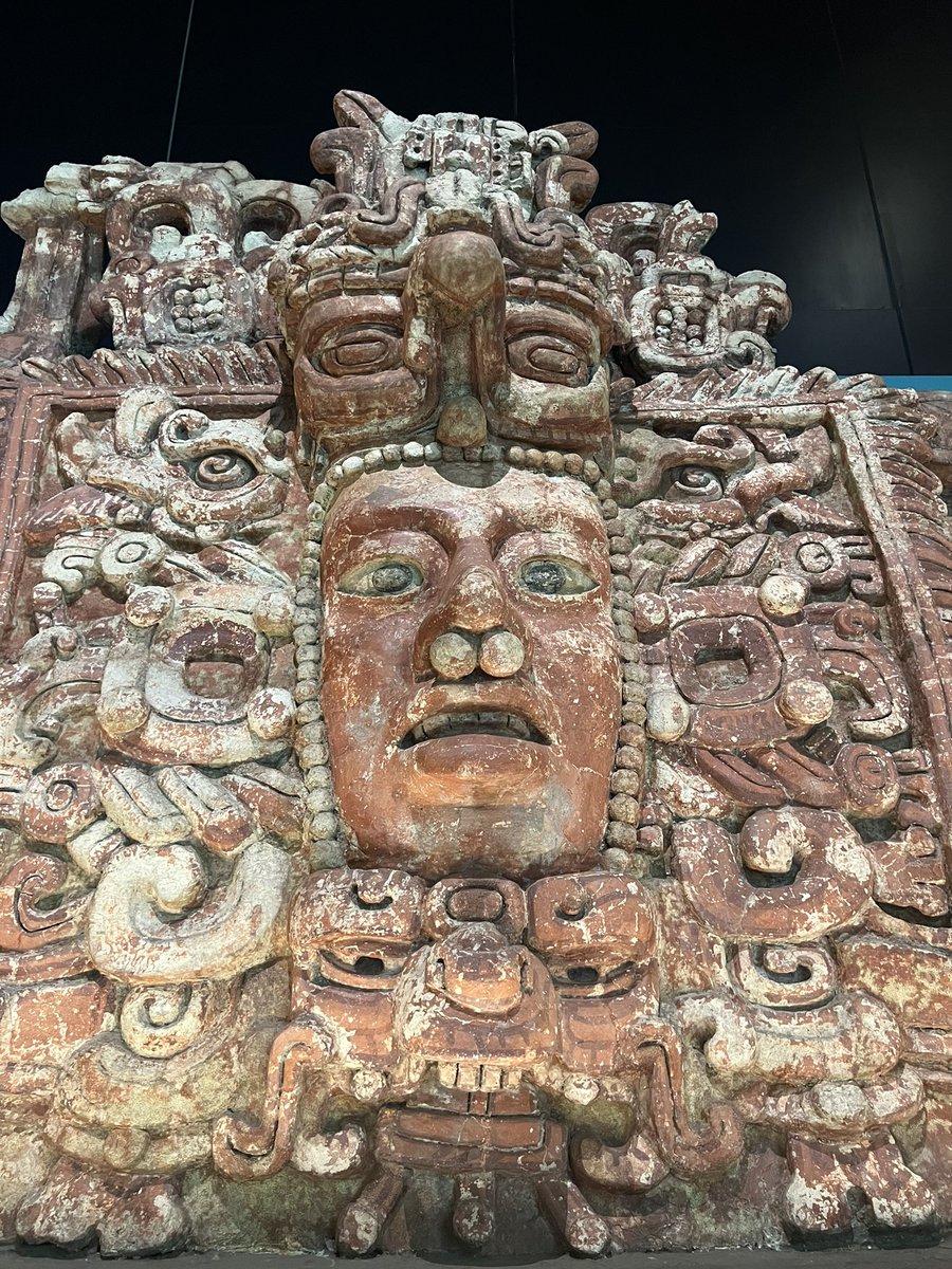 Cuauhtemoc_1521's tweet photo. Una de las obras más impactantes del Museo Nacional de Antropología es este friso procedente del sitio de Placeres #Campeche, el cual fue desprendido de un templo por saqueadores con el propósito de ser vendido en el extranjero. En el centro se observa posiblemente el rostro de un gobernante, con atributos del Dios Solar Kinich Ahau, el cual ostenta un gran tocado. Noten el estrabismo del personaje. Datado 250-600 d.C 
Mí fotografía