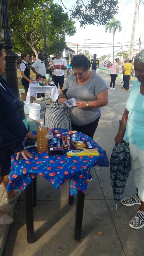 Feria Comercial en Consolación del Sur celebrando el día de los derechos del consumidor,se hace uso de las plataformas electrónicas como forma de pago #ComerciodelPueblo #Comercioelextronico #DerechosDelConsumidor