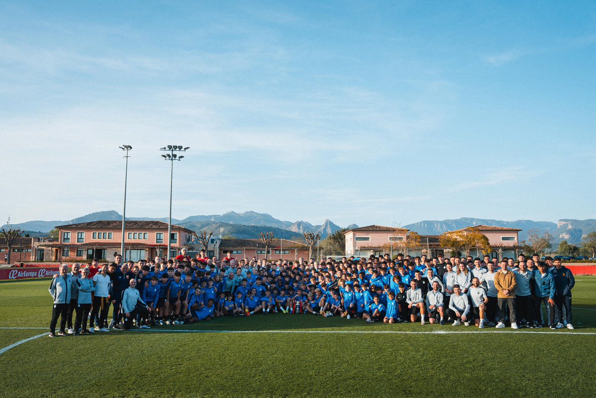 Tot Son Bibiloni celebra la 𝐂𝐨𝐩𝐚 𝐝𝐞𝐥 𝐑𝐞𝐲 del Juvenil DH. 𝐄𝐧𝐡𝐨𝐫𝐚𝐛𝐨𝐧𝐚, campions! 🖤❤️🏆