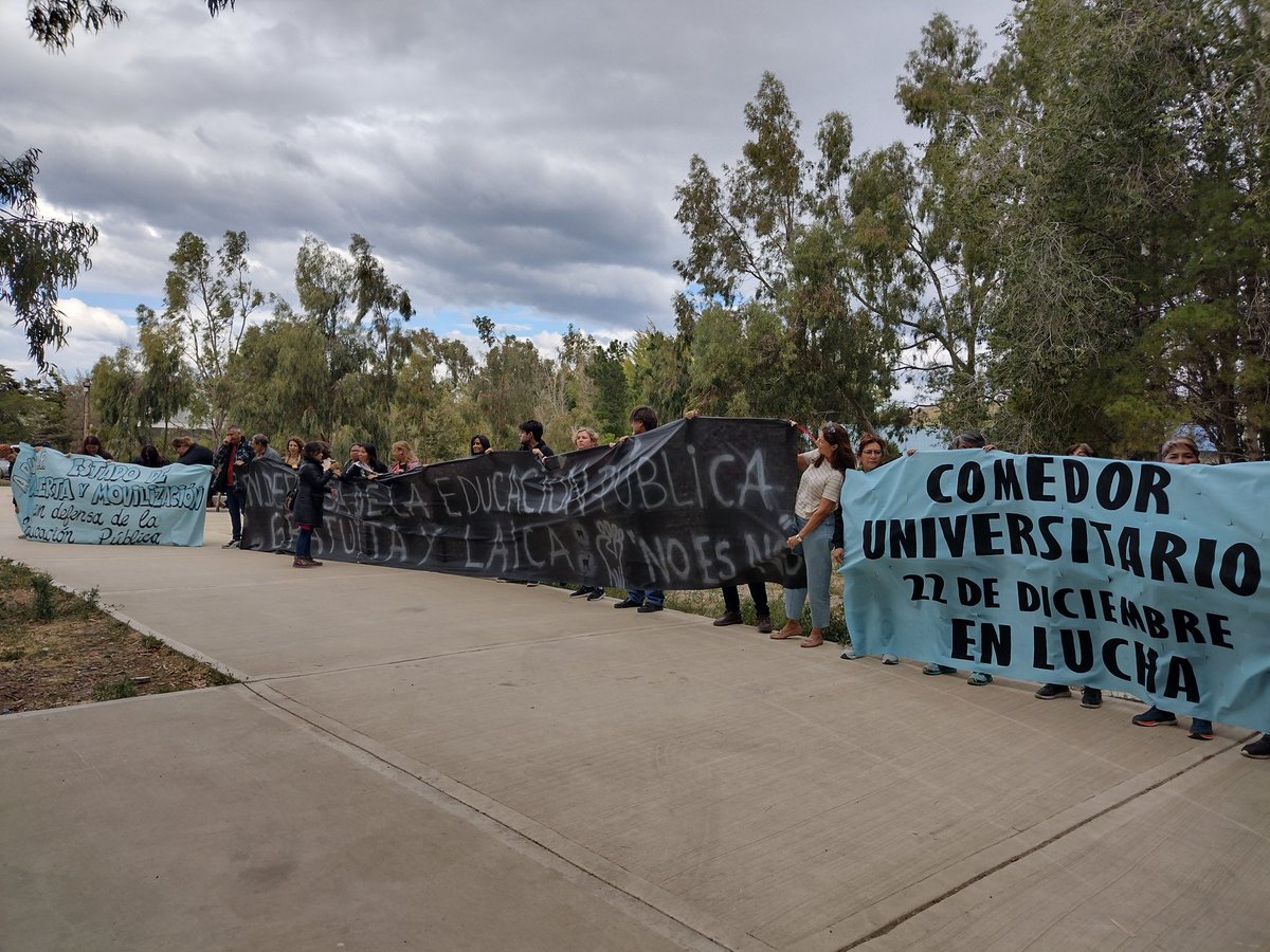 AmeSimondetOk's tweet photo. #Comodoro | Abrazo simbólico a la UNPSJB en defensa de la educación pública. https://t.co/Wt2qbBhM0x
