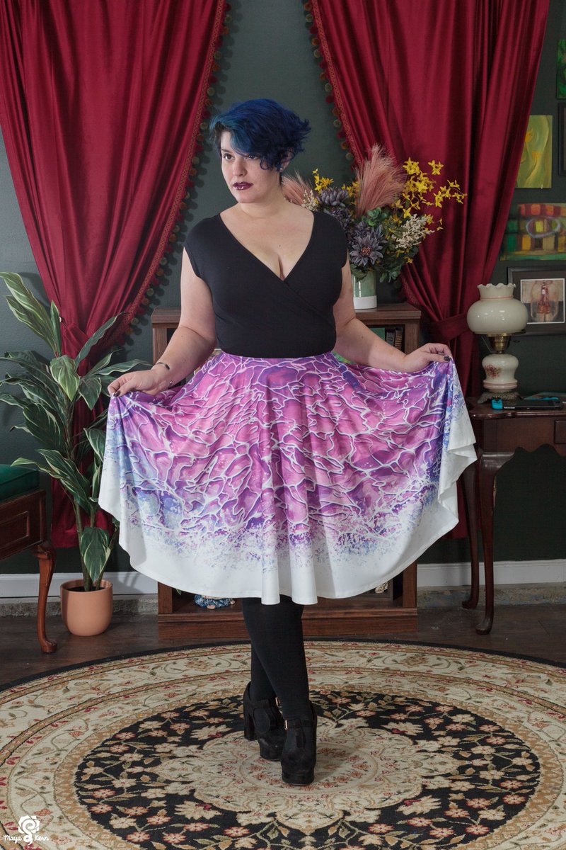 mayakern's tweet photo. let's watch 90s anime and listen to vaporwave together 🌊
💗 size inclusive (XS-8X)
💗 made ethically
💗 pockets deep enough to fit a nintendo switch or even your old school gameboy color with the transparent cover
#plussizefashion #skirtswithpockets #midiskirts https://t.co/i7SWeNt37q