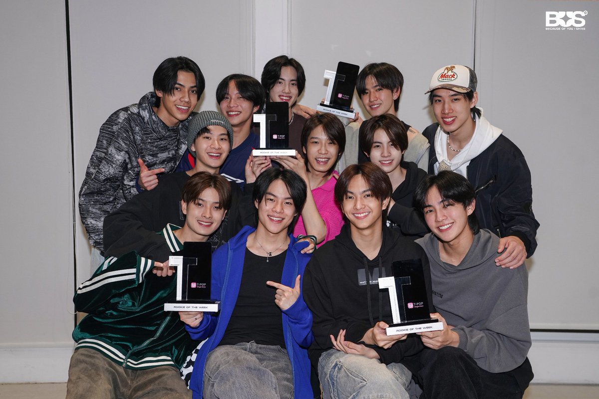 AA__LAB's tweet image. ˚𓈒 📨🗯️、˚

— BEUS ของน้องบัสทุกคนเก่งมากเลยนะคะ ทั้งทีมโหวต ทีมสตรีม ทีมสถิติทุกคน อย่าลืมยกนิ้วโป้งและปรบมือให้ตัวเองกันนะคะ พักผ่อนให้เพียงพอและดูแลสุขภาพตัวเองกันด้วยน้า 👏🏻

— 26 มีนาคมนี้ไม่ได้แค่ถ่ายรูปในห้องแล้วนะคะ แต่จะขึ้นไปรับถ้วยรางวัลด้วยตัวเองทั้งวง 12…