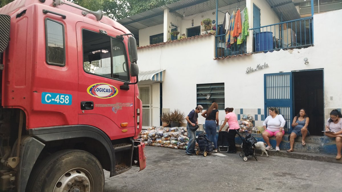 #15Mar #Gestión|| Gracias a la flota de camiones de carga contenerizada de Logicasa, la #MisiónAlimentación traslada alimentos para atender al Eje Sur de la parroquia Petare del municipio Sucre, en el Edo. #Miranda, fortaleciendo los Gobiernos Comunitarios. #VivanMujeresPatriotas