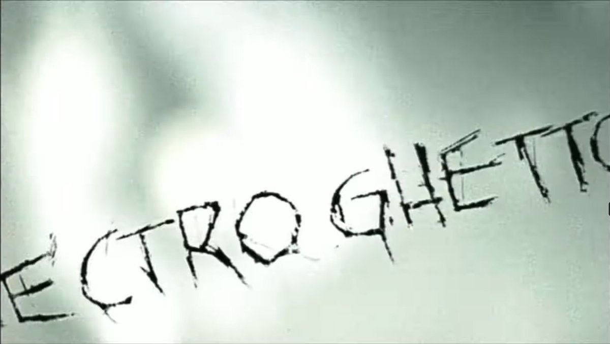 Was für eine Karriere!

Hört euch mal Electro Ghetto an! Wie er da auftritt!
Schwingt die Hände kreuz &amp; quer!
Kurze schwarze Haare!
Schwarze Cordon!
Schwarz-Weiß Video!

Och man, der Typ ist einfach ein Held!