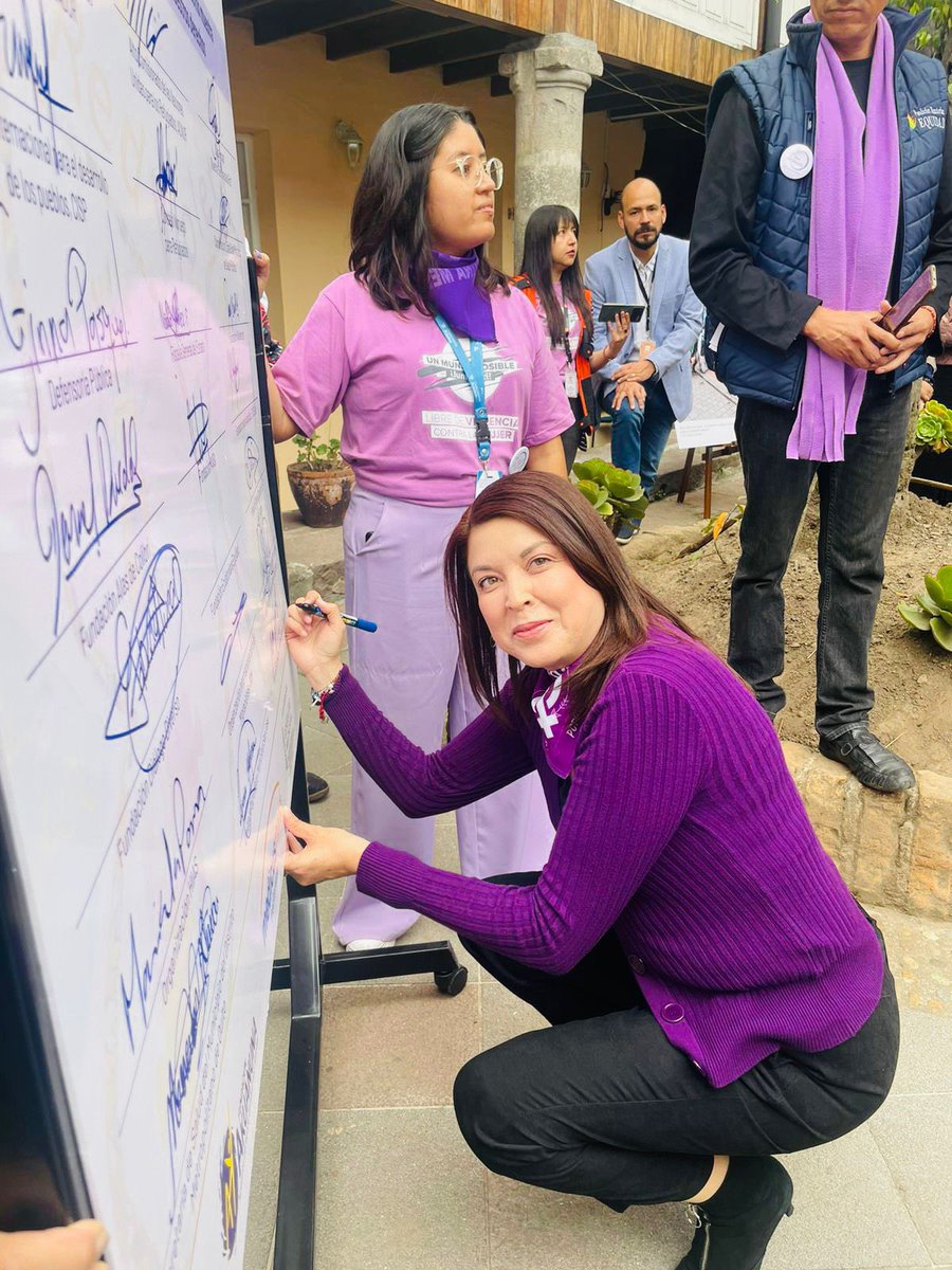 alexandrajrllo's tweet photo. #WarmiPichincha ratifica su compromiso con @RedVioletaEc centro norte con la finalidad de continuar trabajando en la prevención e intervención a casos de violencia basada en género. 💜💚

#WarmiPichincha #tejidovioletauio https://t.co/8L6Zg38e9s