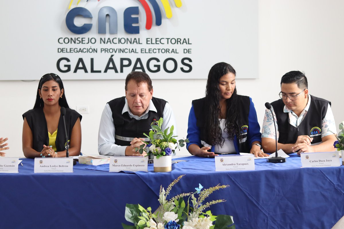 CNEGalapagos's tweet photo. #CNEInforma 🗣️

Este viernes 15 de marzo, la Junta Provincial Electoral de Galápagos, se instaló en sesión ordinaria para realizar la declaratoria de recintos electorales para el #ReferéndumYConsulta2024 🗳️. https://t.co/EpyhtVK79g