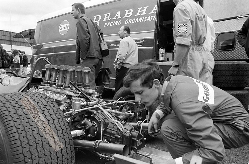 phn16's tweet photo. Année 1968
Formule 1 à Spa
les débuts d'une grande histoire
Ron Dennis travaille sur un Repco Brabham BT26
crédit : R. Schlegelmilch https://t.co/oCl9iOaEvK