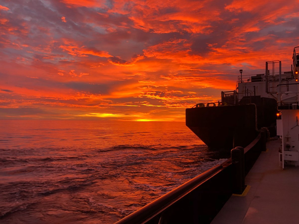 ATB unit, AURORA and ALOHA SPIRIT, sailing through the Hawaiian Islands.

📸 Photo courtesy of Captain, Curtis Talley.