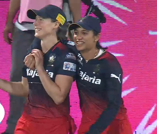 cric_flip's tweet photo. Smiriti Mandhana and Ellyse Perry having fun after the match.
#TATAWPL #MIvRCB #Eliminator #RCBvMI #RCBWvsMIW #MIWvsRCBW #SmritiMandhana #EllysePerry #Perry #HarmanpreetKaur #WPL #WPL2024 #wpltrophydrive #cricflip #Cricket #RohithSharma #RCB #MumbaiIndians https://t.co/xJTMFNplis