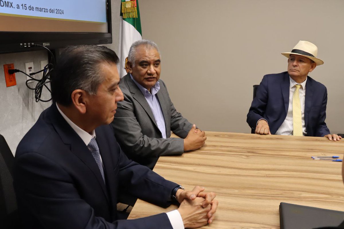 Carlos_GomezRod's tweet photo. El día de hoy, acompañado de integrantes de la Directiva Seccional y algunos Secretarios Generales Delegacionales, firmamos el convenio de colaboración con la @UDF_SantaMaria en presencia  del Rector de esta Universidad, el Dr. Gerardo Huerta Martínez.

Este acto tiene como propósito fomentar la profesionalización de los docentes del @IPN_MX así como ofrecer nuevas opciones de formación y actualización que favorezcan la excelencia académica del IPN.

Acude a tu delegación sindical para más información.