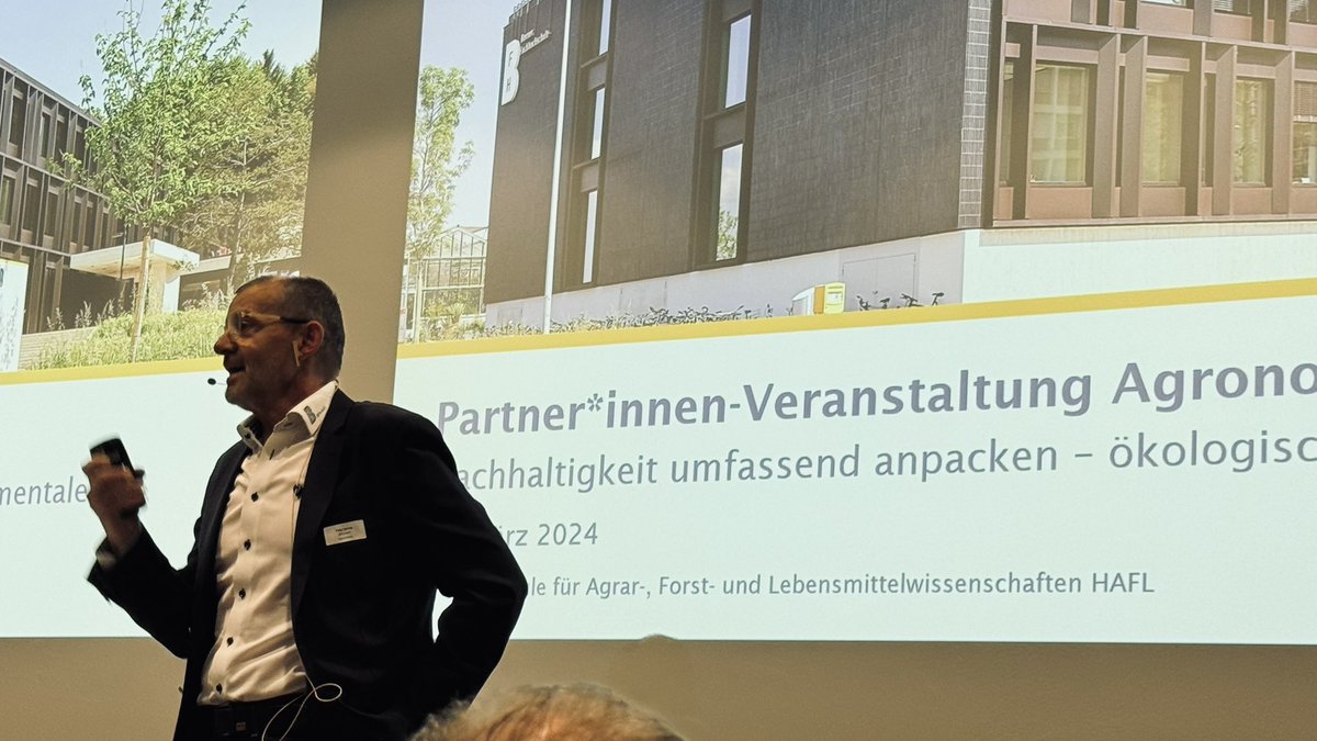 MRediger's tweet photo. PartnerInnen-Veranstaltung an der @HAFL in Zollikofen BE. Peter Spring begrüsst ein volles Haus zum Thema „Nachhaltigkeit umfassend anpacken: ökologisch, wirtschaftlich, sozial“. Starke Projekte vorgestellt und neue Partnerschaften. 👍🏻👌@LIDnews für https://t.co/TQx2EuMfPo