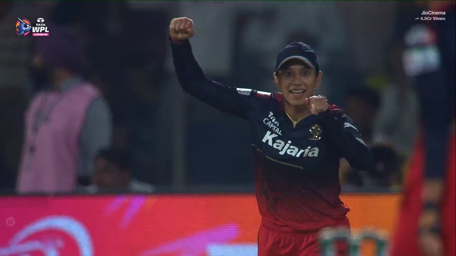 nehagoswami23's tweet photo. Into the final what a nail biting match end tak lag raha ni Jeet payenge bt wo kahte h na
 ITS NOT OVER UNTIL IT'S OVER
Perry shriyanka 🫰🏽
rcb rcb
#Perry #TATAWPL #WPL 
#RCBvMI https://t.co/NHxsXqOBNy