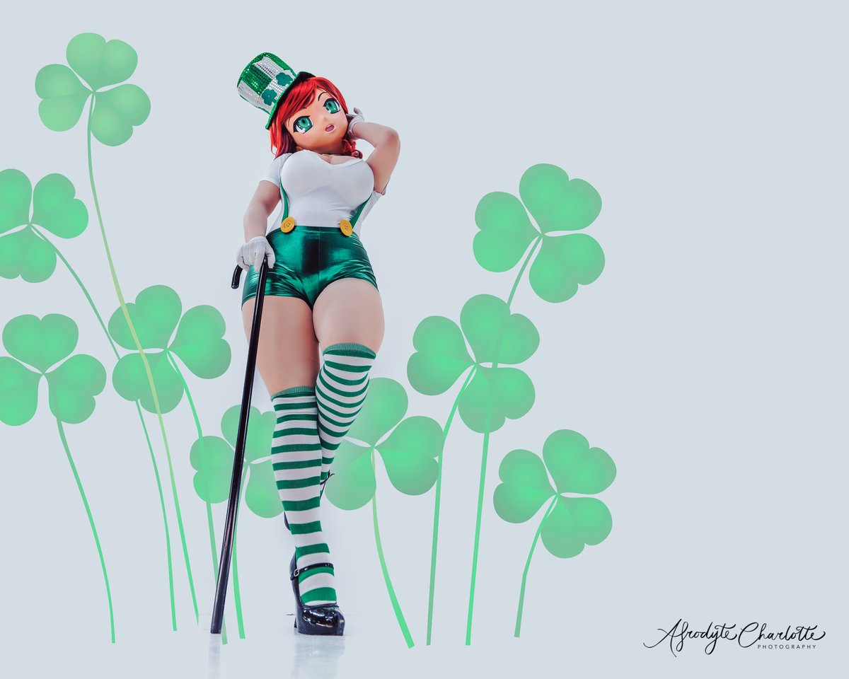 Happy St Patrick's Day Weekend Ya'll!! 🇮🇪 ☘️ Be safe in all the ways you're going out to celebrate!! I'll be heading downtown to watch the river be dyed green and then marching in the Chicago Parade!! If you see me out for sure stop by to say Hi!!! 💗 #StPatricksWeekend