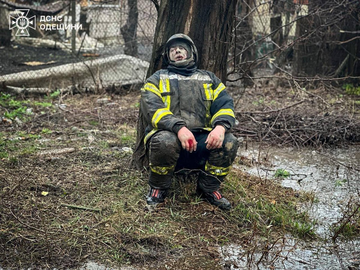 FreelFreel's tweet photo. Hello dear world. I will explain to you the tactics of Russian terrorists. They attack civilians with the first rocket.  Then they wait and fire a second rocket at the same place to kill medics and rescuers. Today it happened in Odessa. At the moment,there are at least 20 victims https://t.co/QH4P0Kkqg7