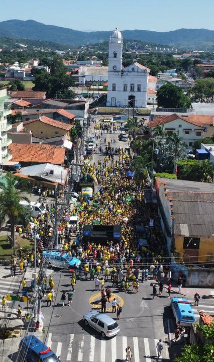 Os bolsonaristas estão espalhando Fake News de que o Bolsonaro levou 'uma multidão' à Maricá. Inclusive usam isso como justificativa para o inelegível fugir da cadeia. Vamos aos fatos, os vídeos deles não mostram a imagem aérea, como vemos aqui. Basicamente chamaram gente do Rio