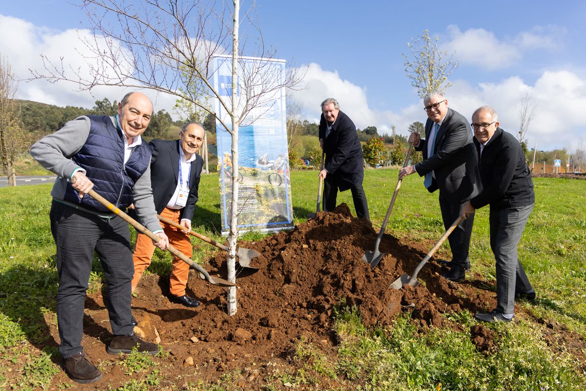 UEC_cycling's tweet photo. ๐ณ Our commitment to the environment continues with UEC Forest tree 42 in Santiago de Compostela (Esp) where the UEC Congress will take place on Sunday.
๐บ๏ธ #UECForest map and info > https://t.co/QmzaWHtqsA https://t.co/cDk2jGi1ZR